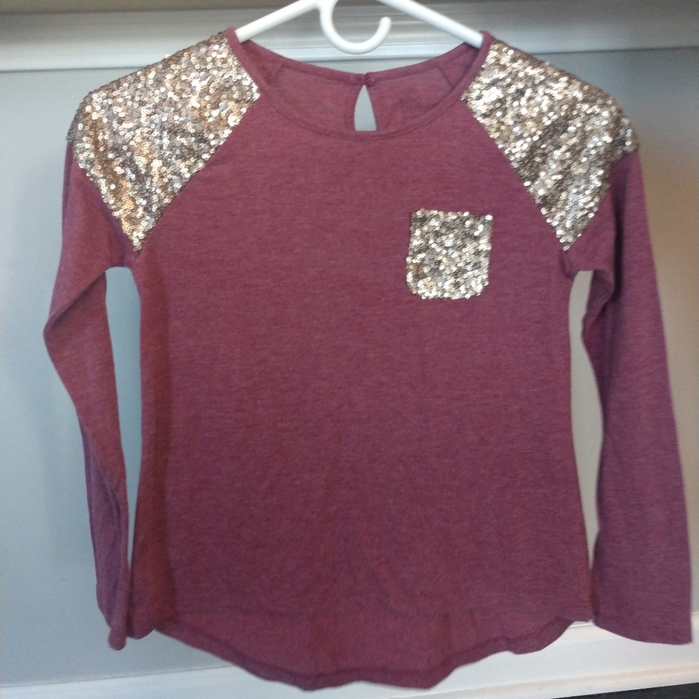 Comfortable red shirt with gold sequins